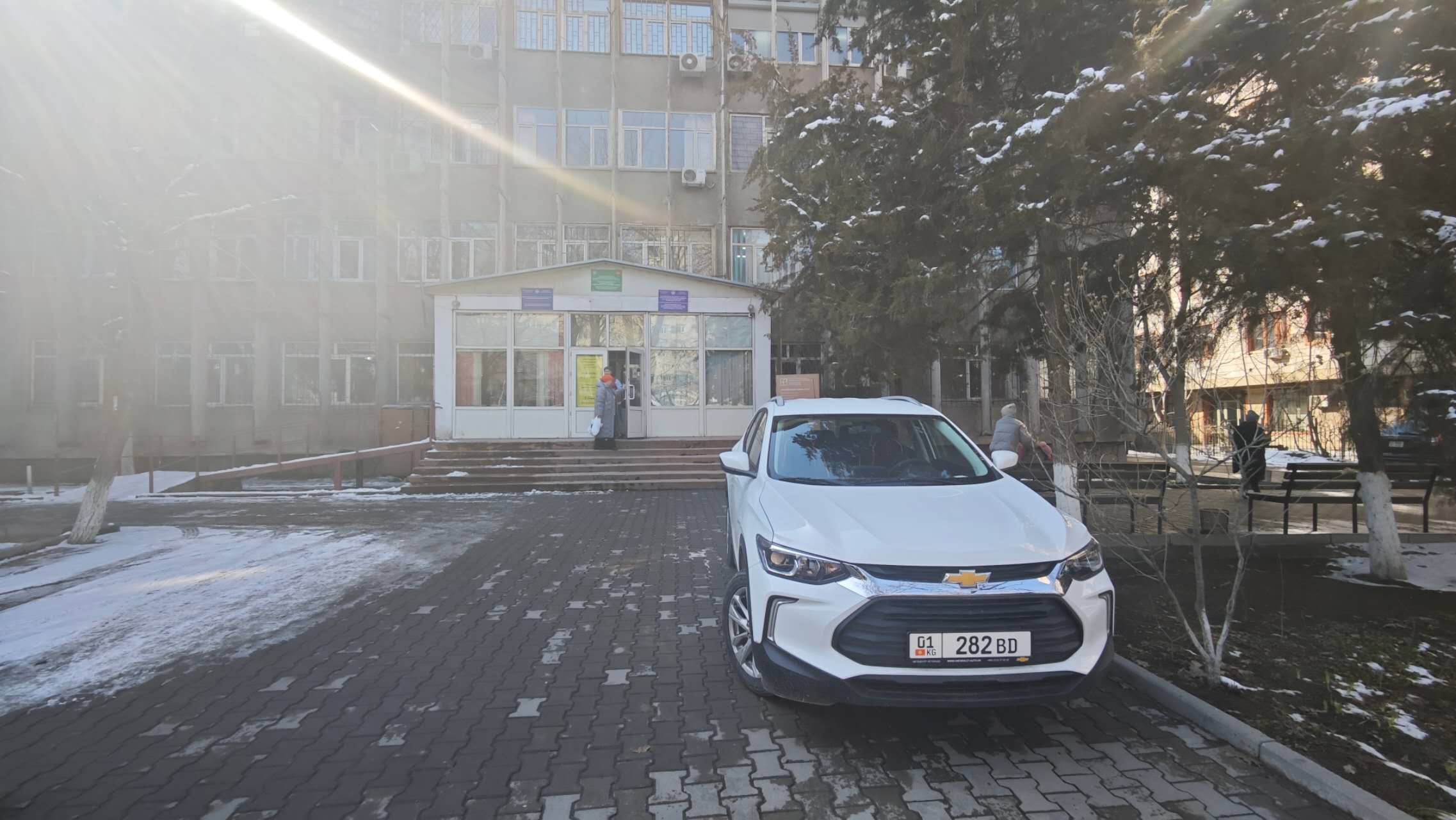 检测中心主入口照片，标有显眼指示牌