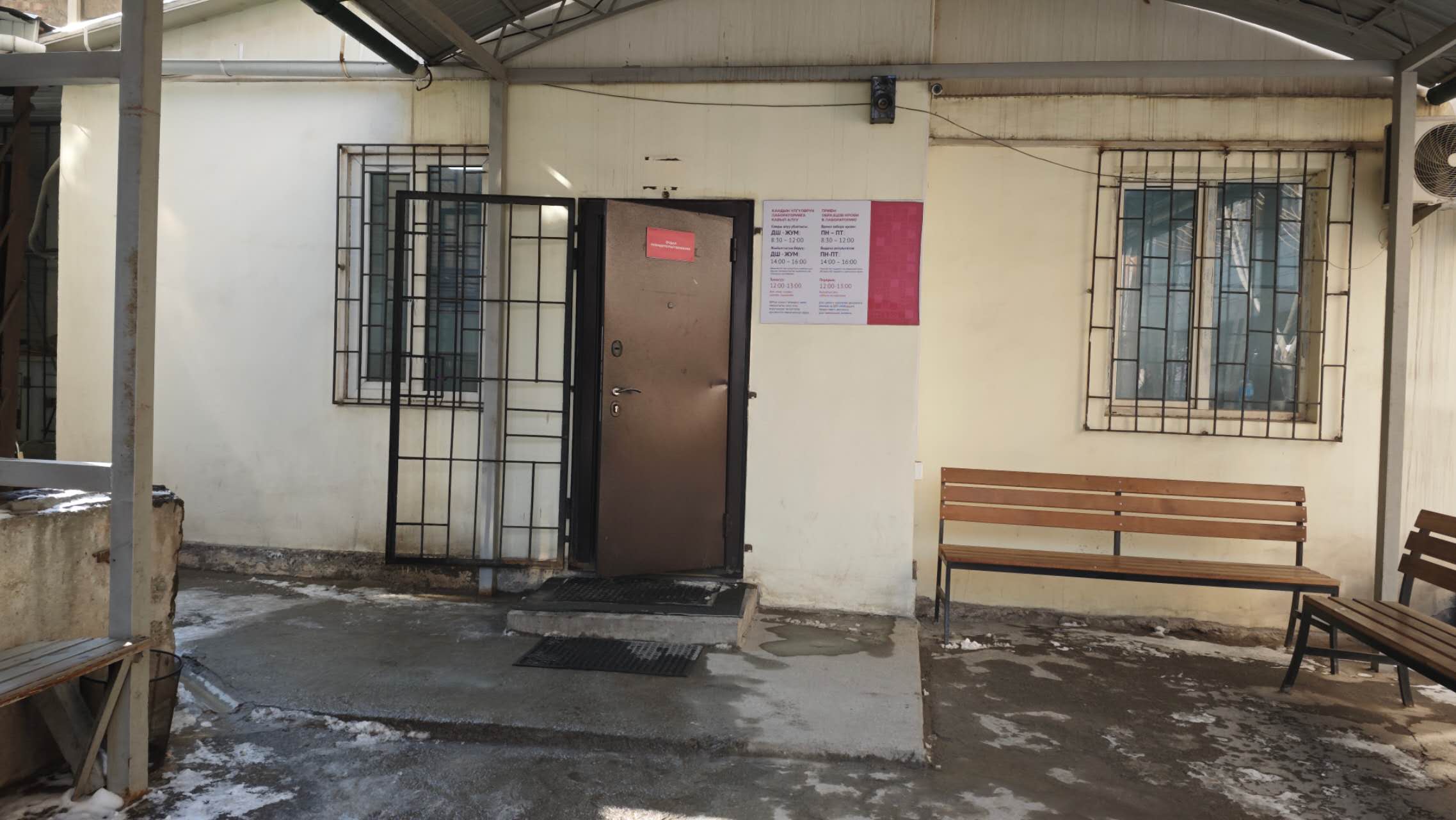 检测区域入口特写，显示门牌和指示标志