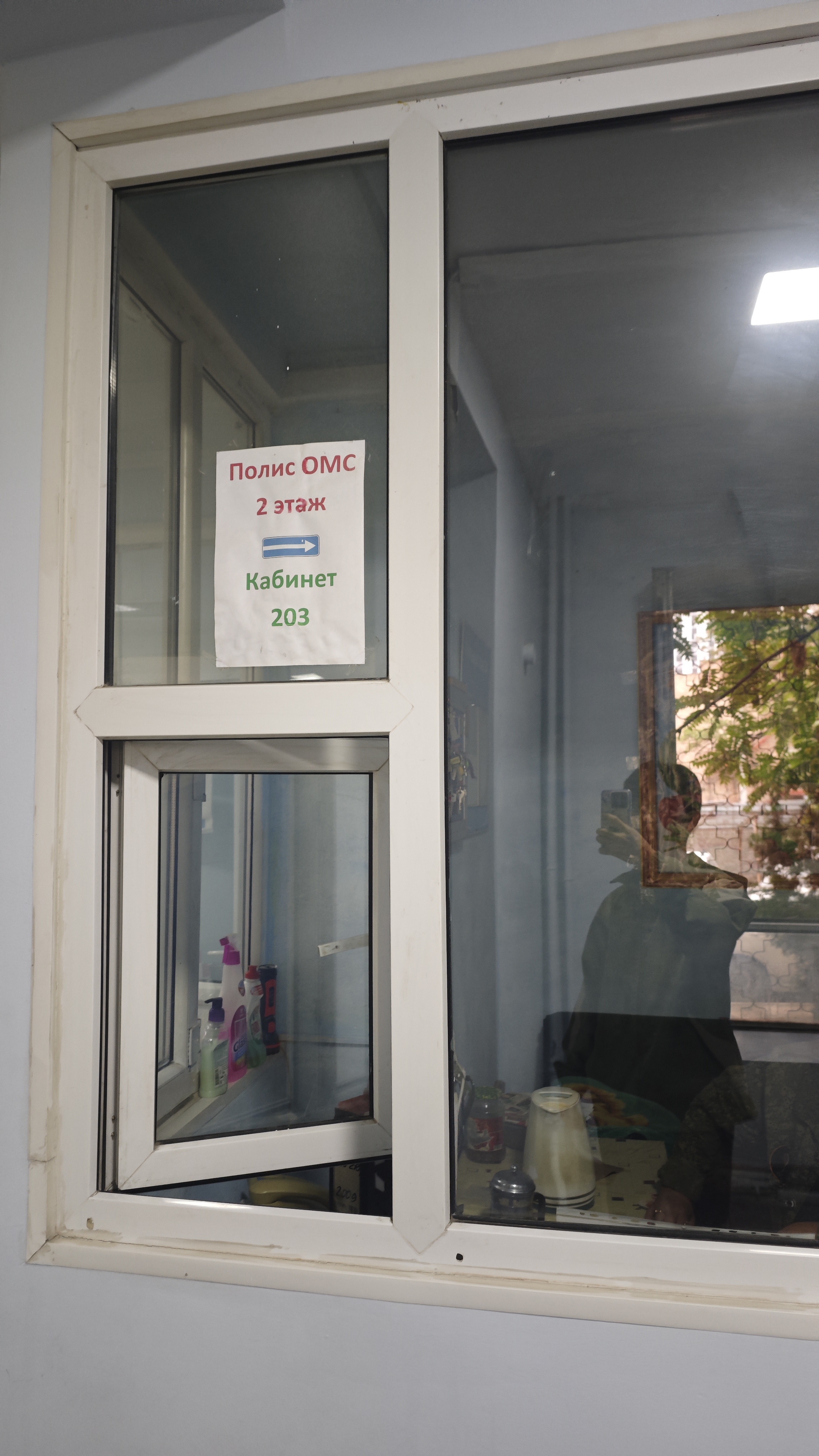 检测区域入口特写，显示门牌和指示标志